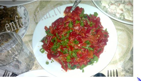 Köklenmiş Kırmızı Biber Salatası